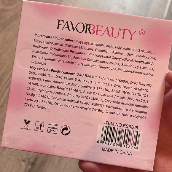 Hello kitty eyeshadow palette - Picture 3 of 3